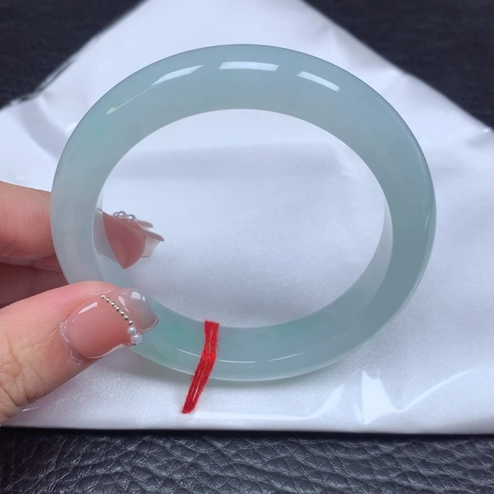 翡翠手镯未镶嵌。