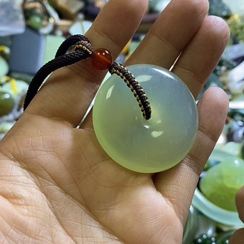 岫玉未镶嵌颈饰挂件