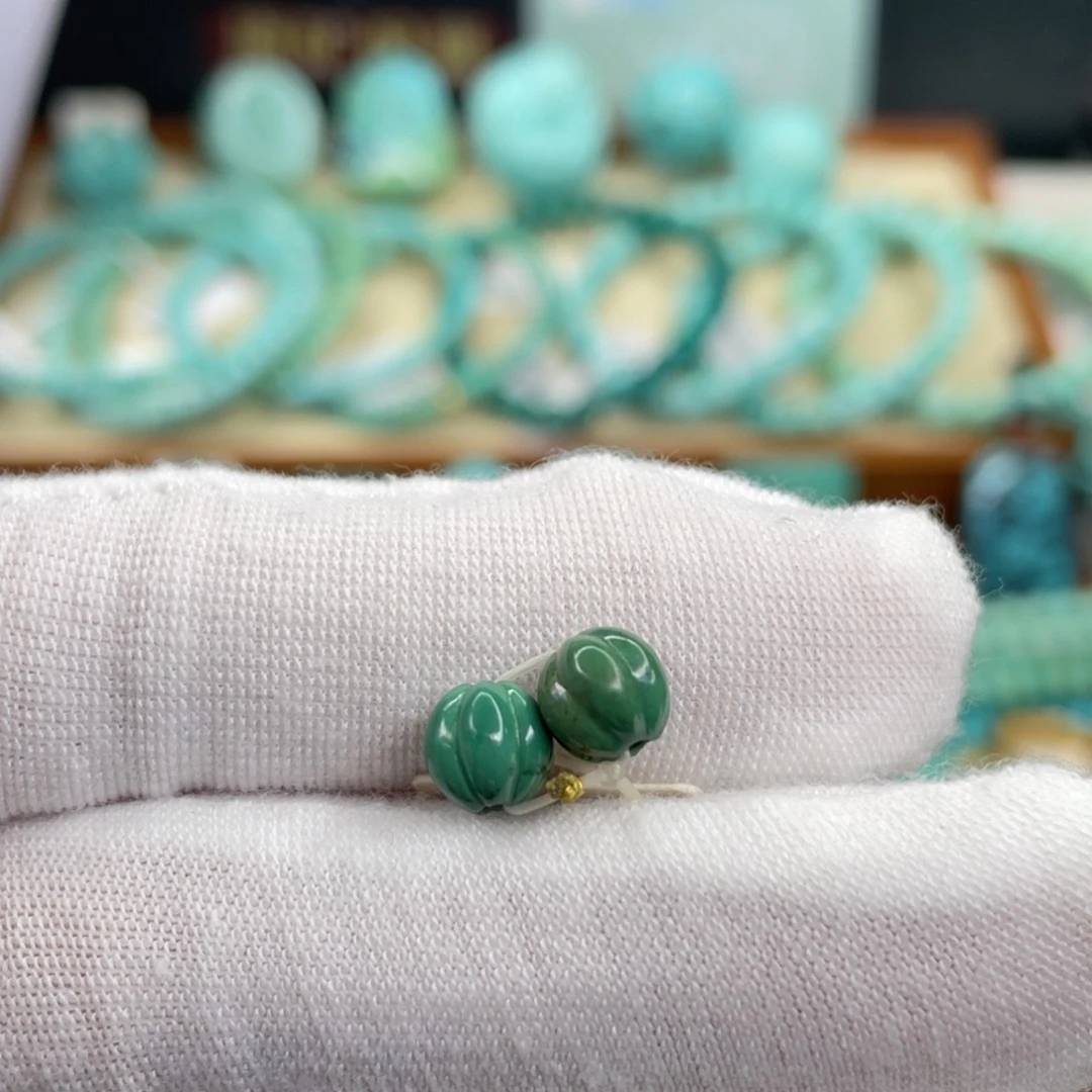 绿松石未镶嵌颈饰