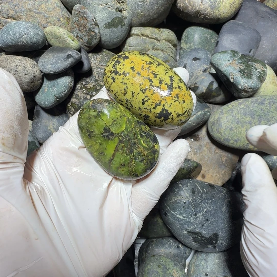 悦***语蛇纹石玉未镶嵌西藏藏玉药王石