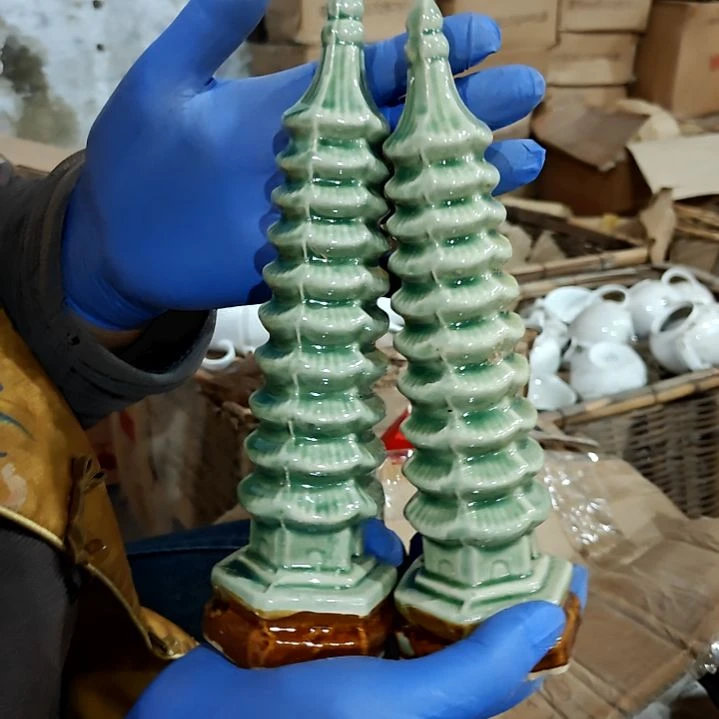 瓷片盘子碗茶壶啥都有