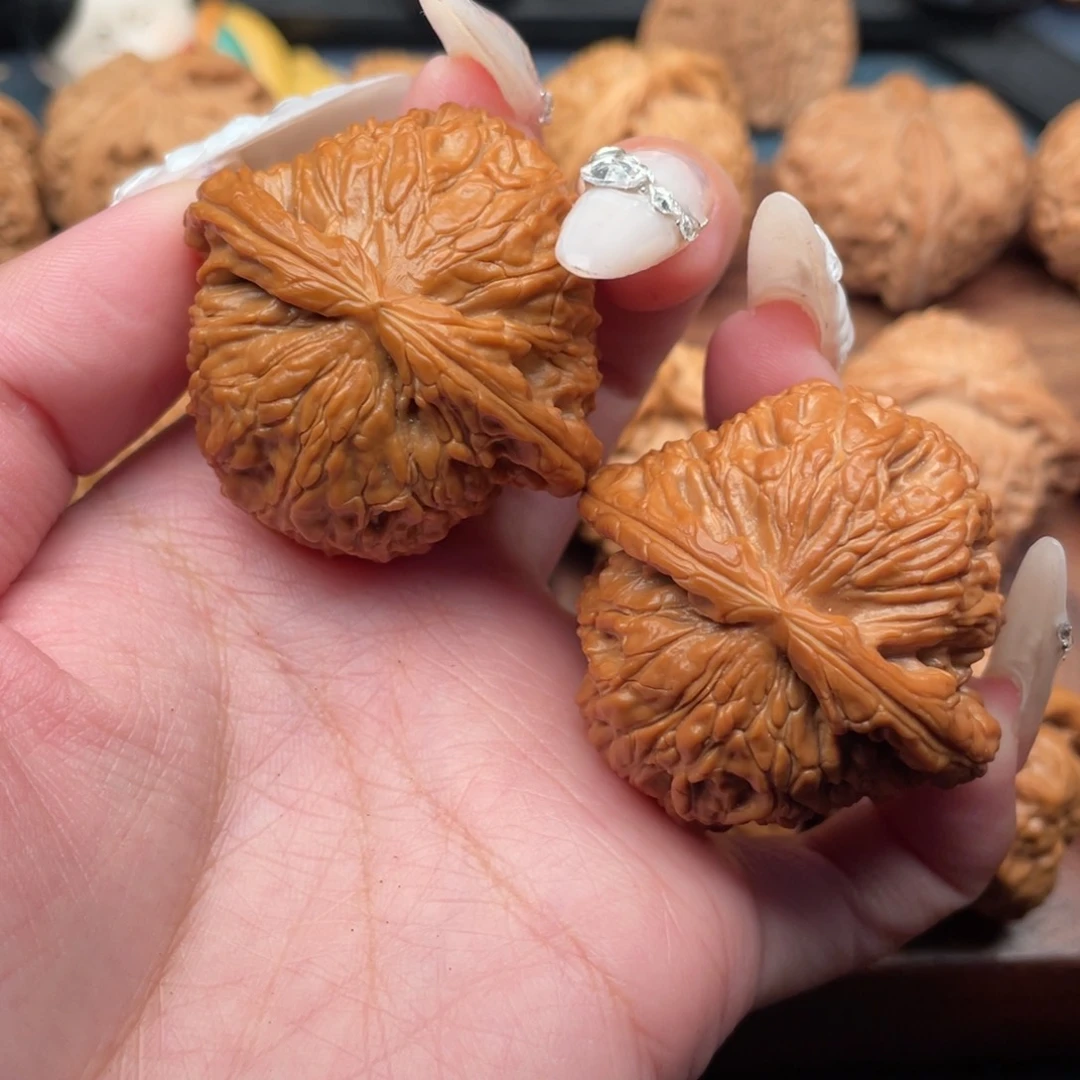 文玩核桃把件红皮球白43，精配卡姿兰底