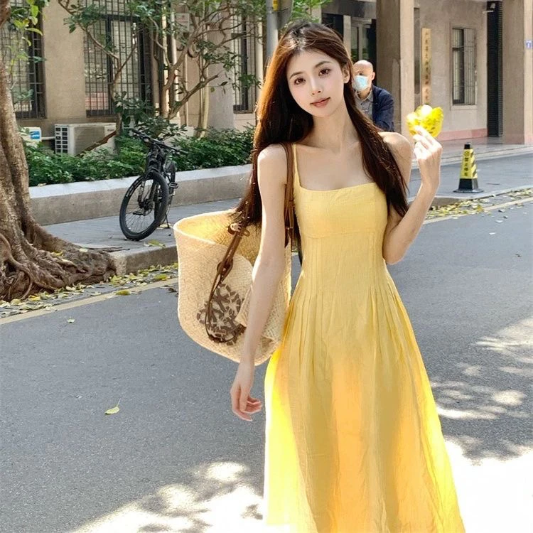 清新优雅黄色吊带连衣裙春夏宽松飘逸设计适合日常度假穿搭