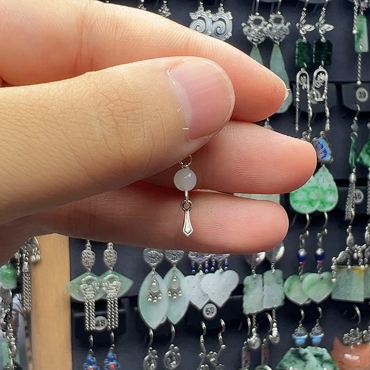 司***登银S925镶嵌翡翠耳饰