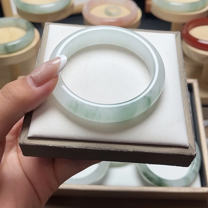 @***安石英质玉手镯未镶嵌