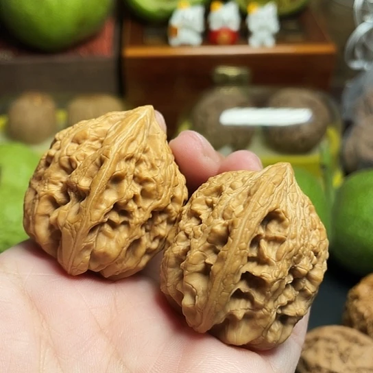 以*文玩核桃大沽石一对