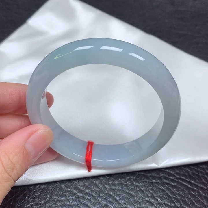 翡翠手镯未镶嵌。