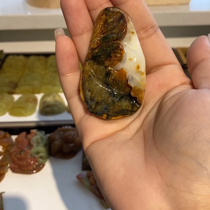 未镶嵌蛇纹石玉颈饰