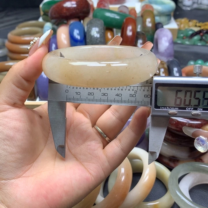 未镶嵌手镯石英质玉