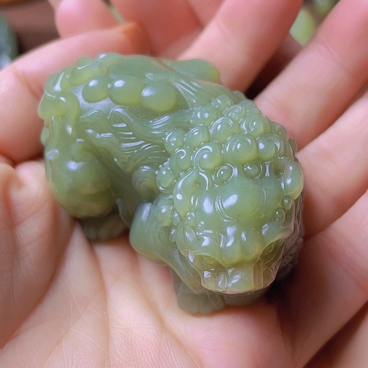 未镶嵌岫岩老玉（透闪石质玉）把件