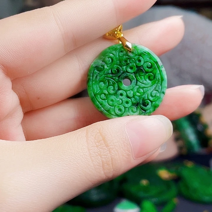 翡翠未镶嵌颈饰多样性