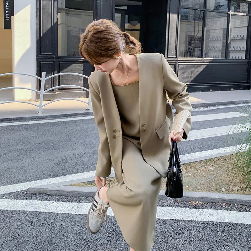 西装配吊带连衣裙女春季2025超火ootd穿搭气质高级感御姐两件套装