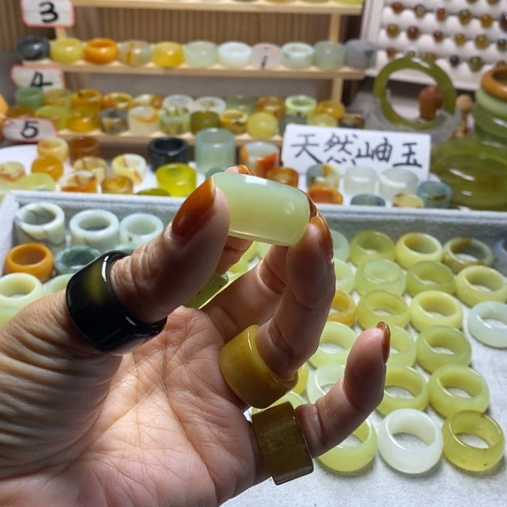 鸿***岫玉未镶嵌戒圈岫玉精品指环