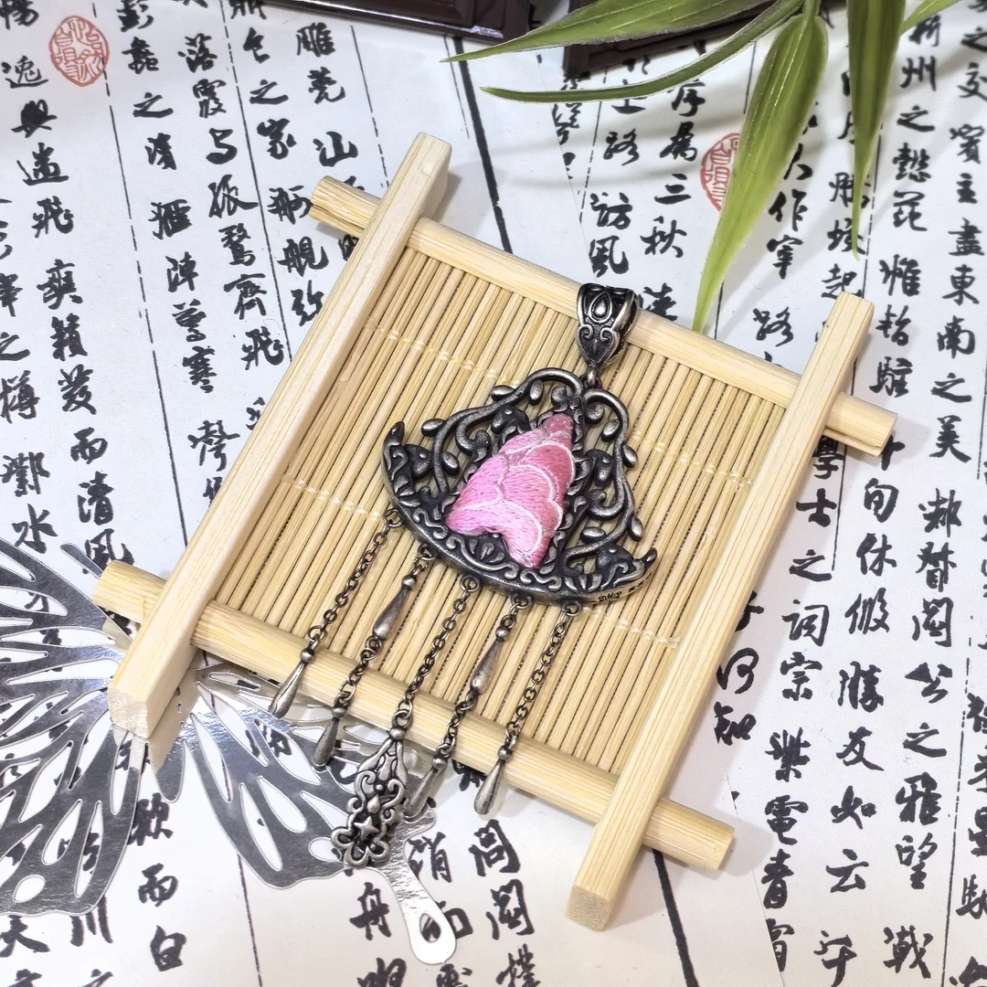 苗族刺绣/雨水梨香吊坠/古法苗银/手工刺绣/非遗传承/手工艺饰品