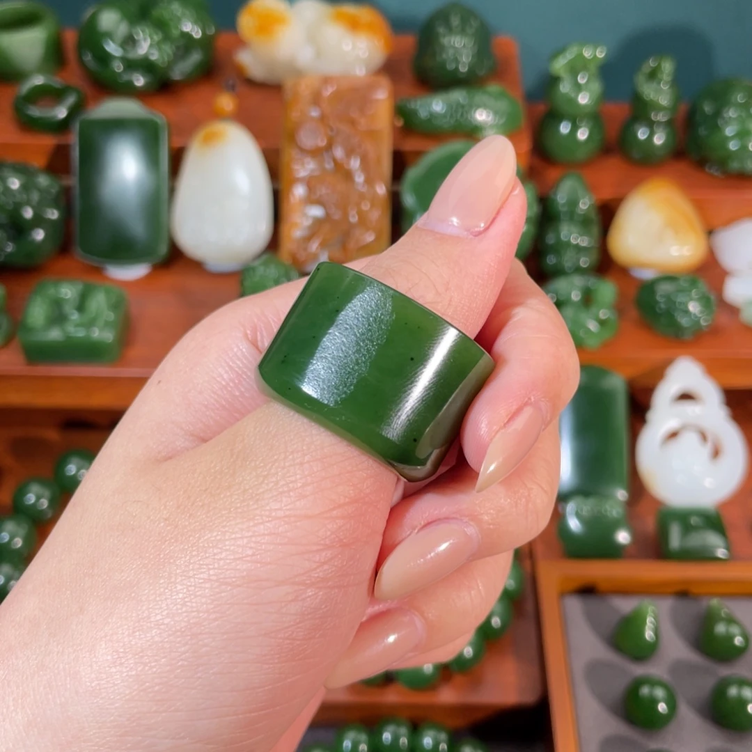 王***化和田玉未镶嵌颈饰