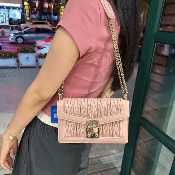 95新 MIU MIU/缪缪 MiuMiu 褶皱粉色邮差斜挎包
