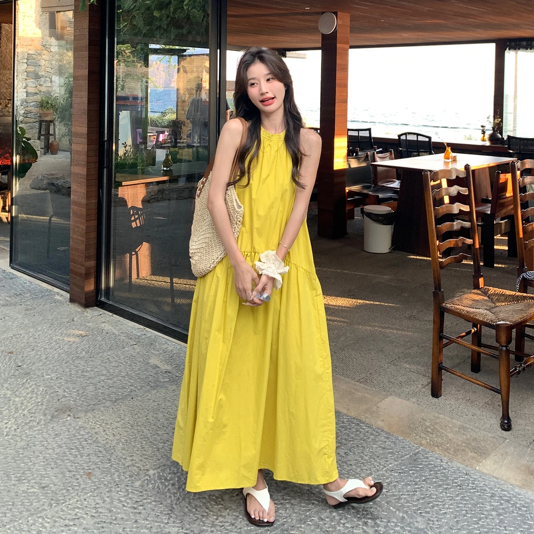 法式黄色多巴胺高级感连衣裙女夏2025新款无袖挂脖宽松度假风裙子