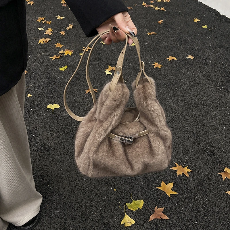手拎包斜挎包ins百搭水桶包日韩纯色网红时尚风单根磁吸毛绒包