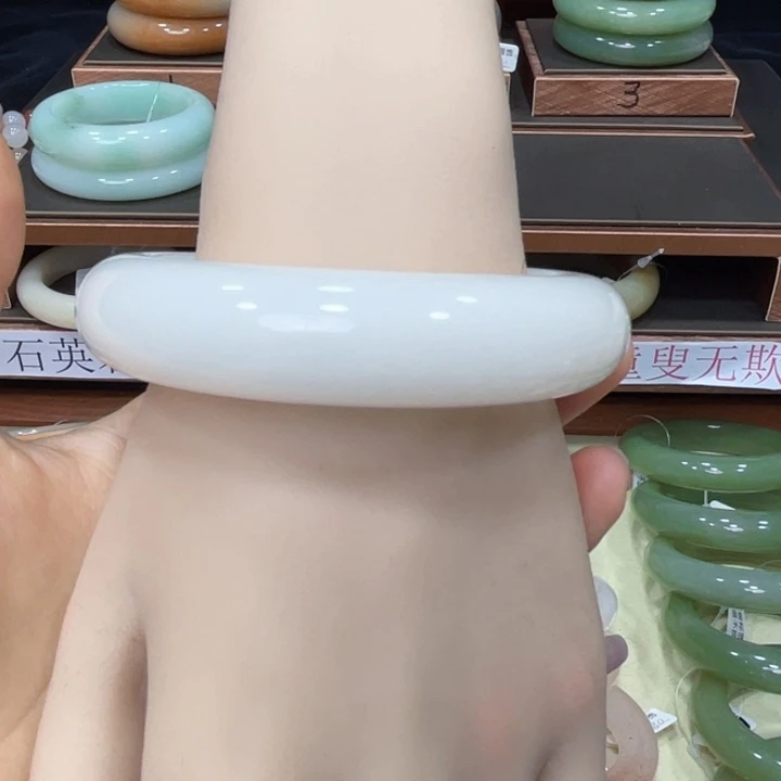 弈***王石英质玉手镯未镶嵌