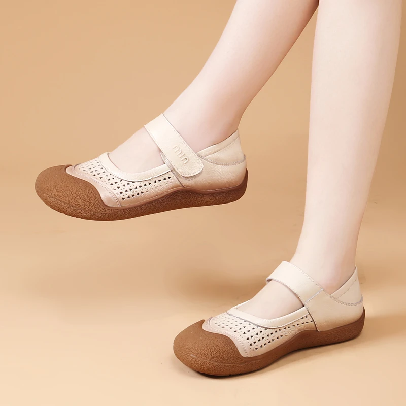2025新款休闲百搭防滑真皮平底洞洞鞋女夏季软底妈妈鞋中老年凉鞋