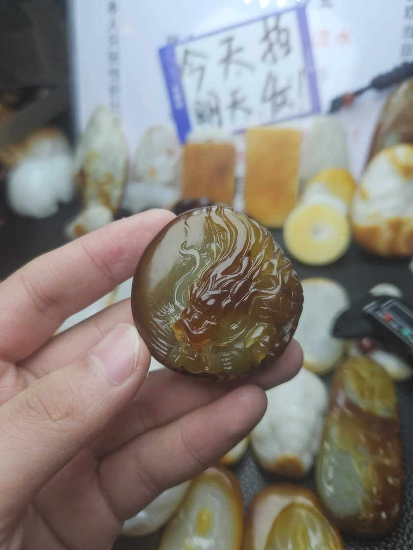 和田玉手工雕刻大龙吊坠