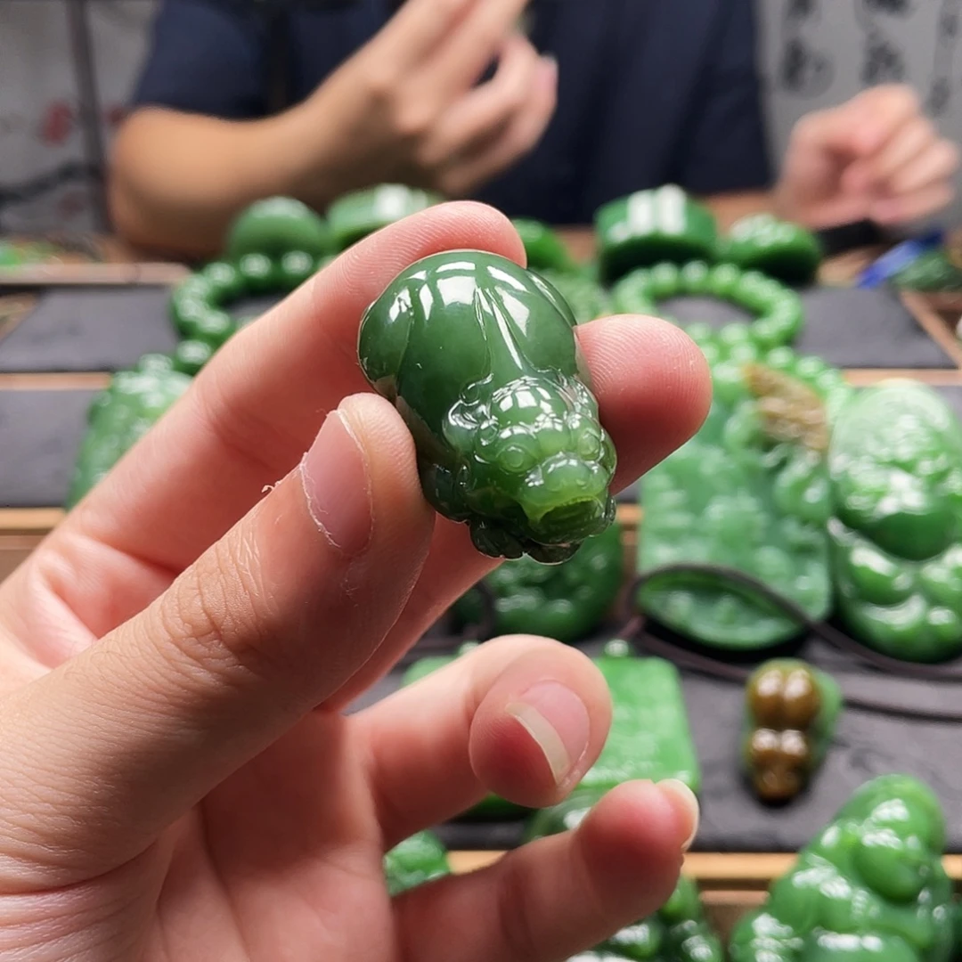 颈饰未镶嵌和田玉（碧玉）