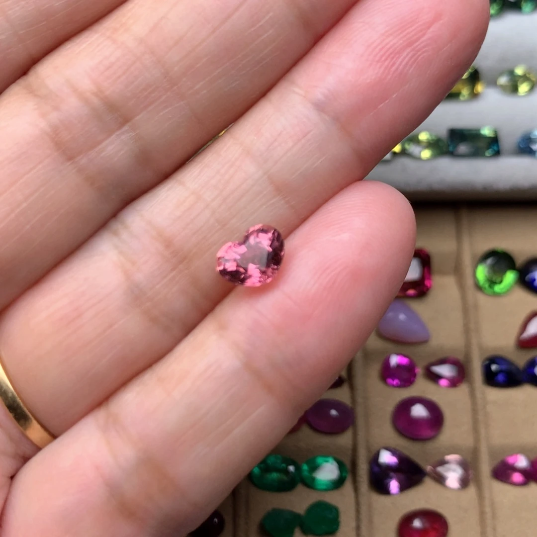 碧玺裸石一粒未镶嵌