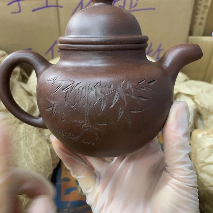 茶壶紫砂原矿泥料，手工制作的一把紫砂壶。