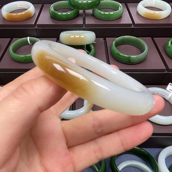 甜***，和田玉未镶嵌手镯