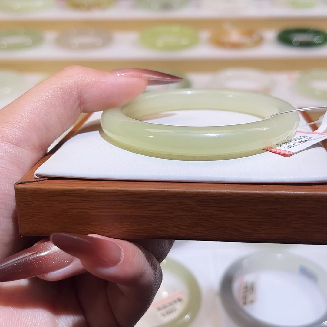 和田玉未镶嵌手镯黄口渐变