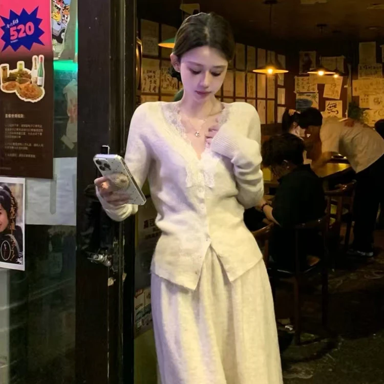 2025年时尚穿搭蕾丝v领拼接开衫毛衣女法式气质高级感半身裙套装