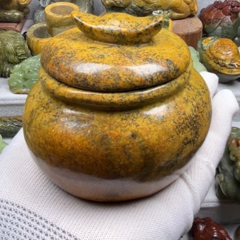 未镶嵌岫岩河磨玉（透闪石质玉）摆件探*者