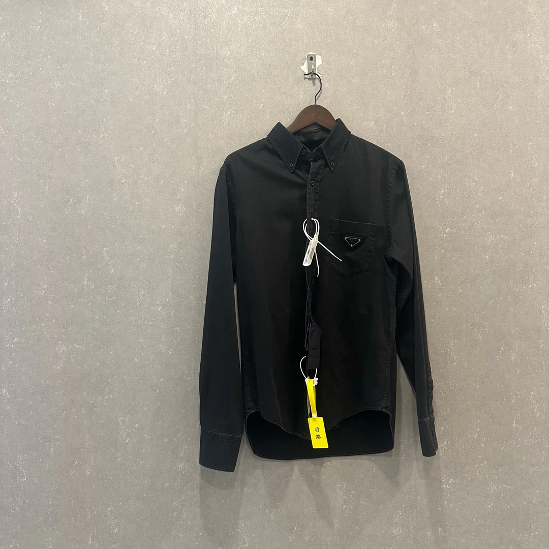 全新未使用 Prada/普拉达 黑灰色经典金属三角尺衬衫/42/002116
