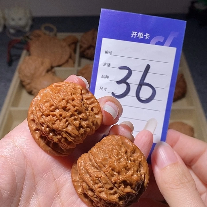 文玩核桃把件血麒麟全品37左右