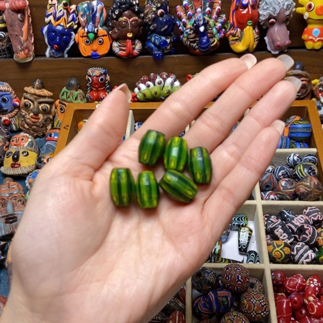 颈饰琉璃小瓜珠一颗