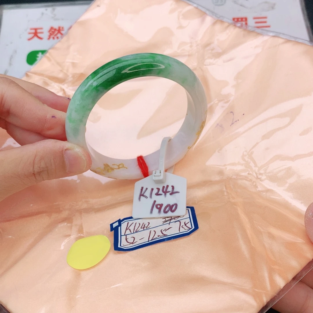 翡翠手镯未镶嵌翡翠