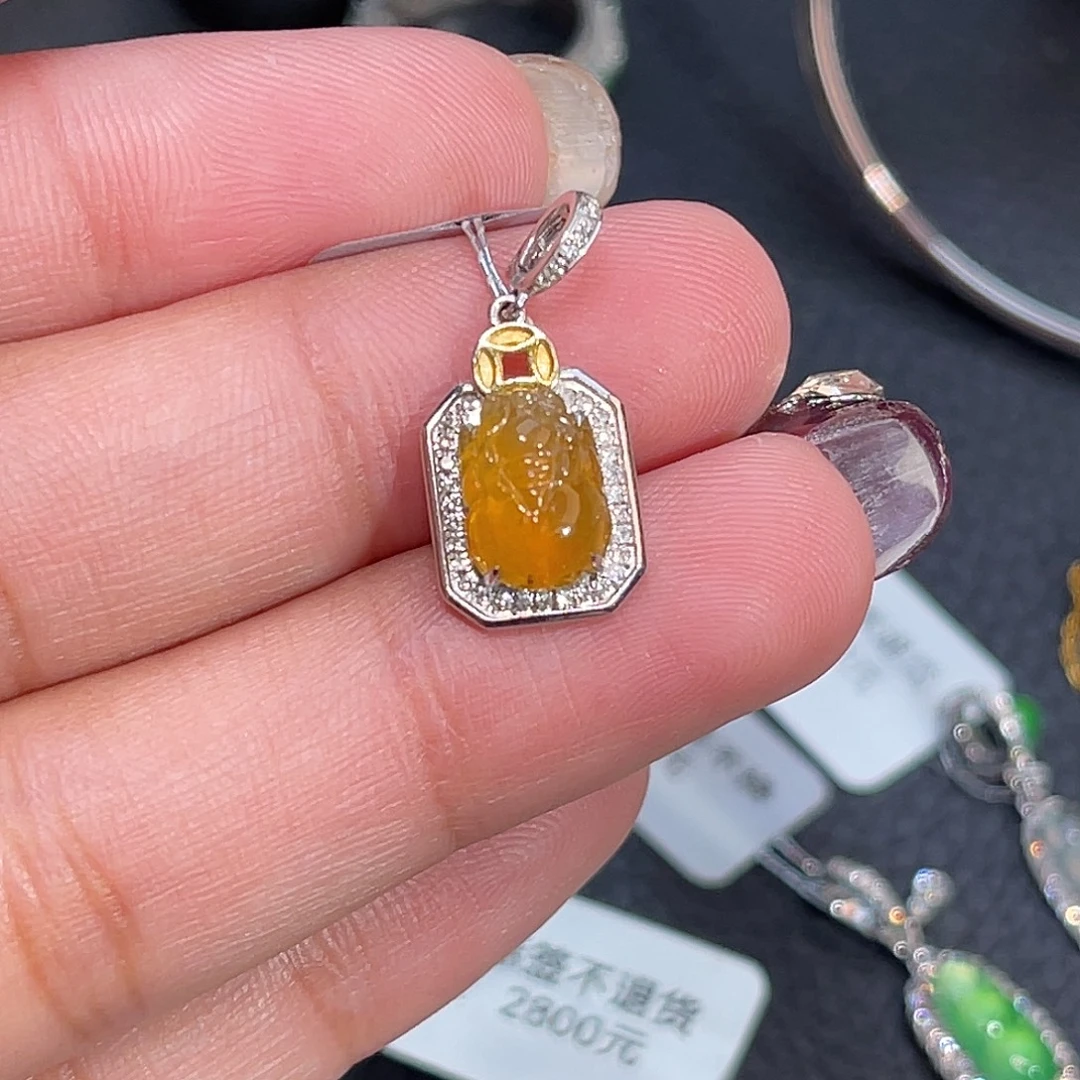 翡翠18K金镶嵌颈饰貔貅