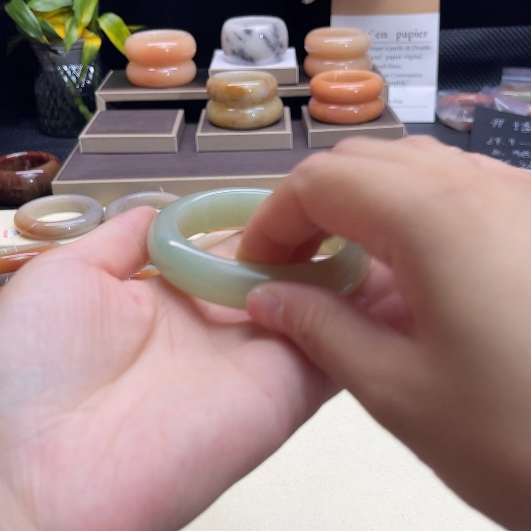 半***猪石英质玉手镯未镶嵌