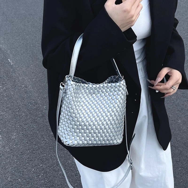 编织水桶包女新款2025小包包女式斜挎包高级感小众手提包百搭软皮