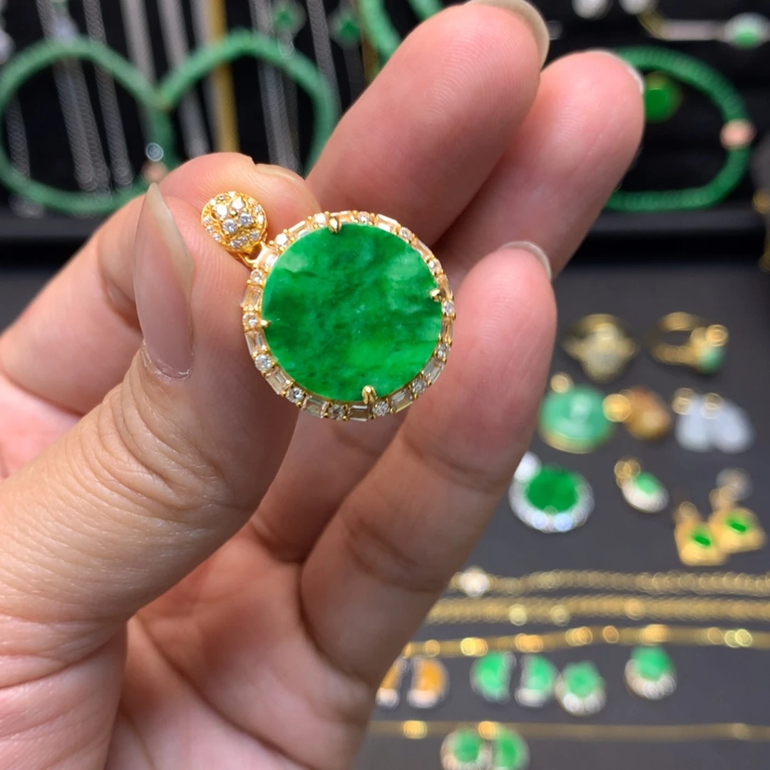 翡翠未镶嵌颈饰有纹