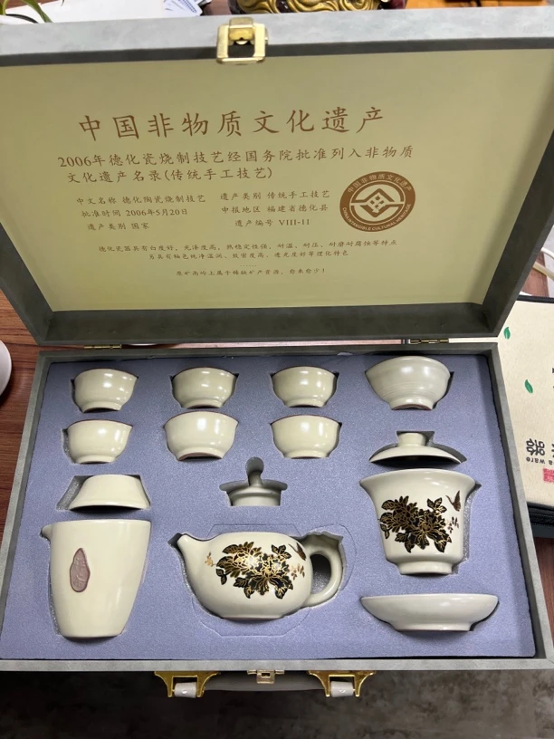 A 186 (礼盒装)米黄汝窑遇热水变色有壶有盖碗高档礼盒