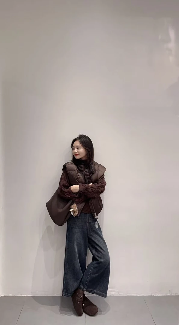 2025秋冬新款韩系气质立领棉服马甲高领针织衫高腰复古牛仔裤套装