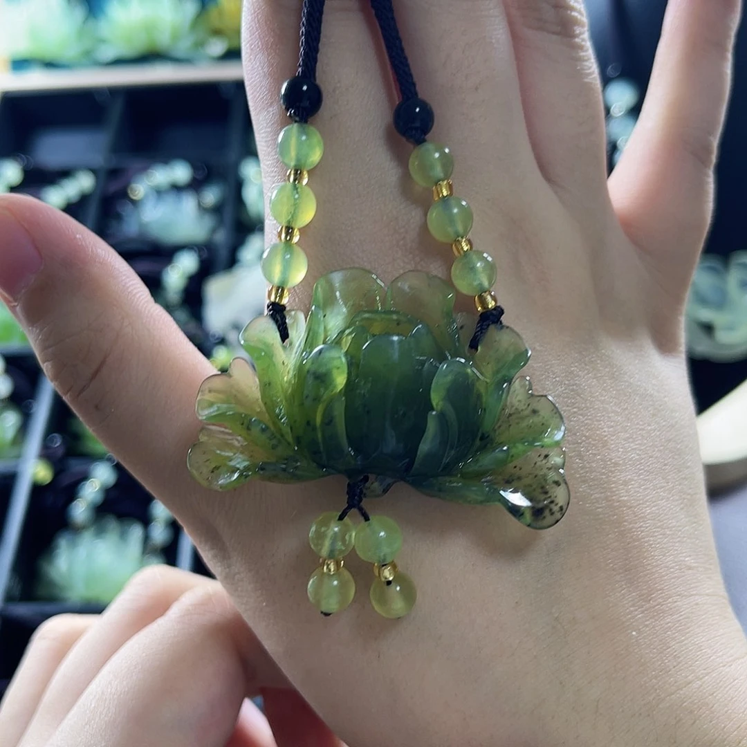 蛇纹石玉颈饰合金