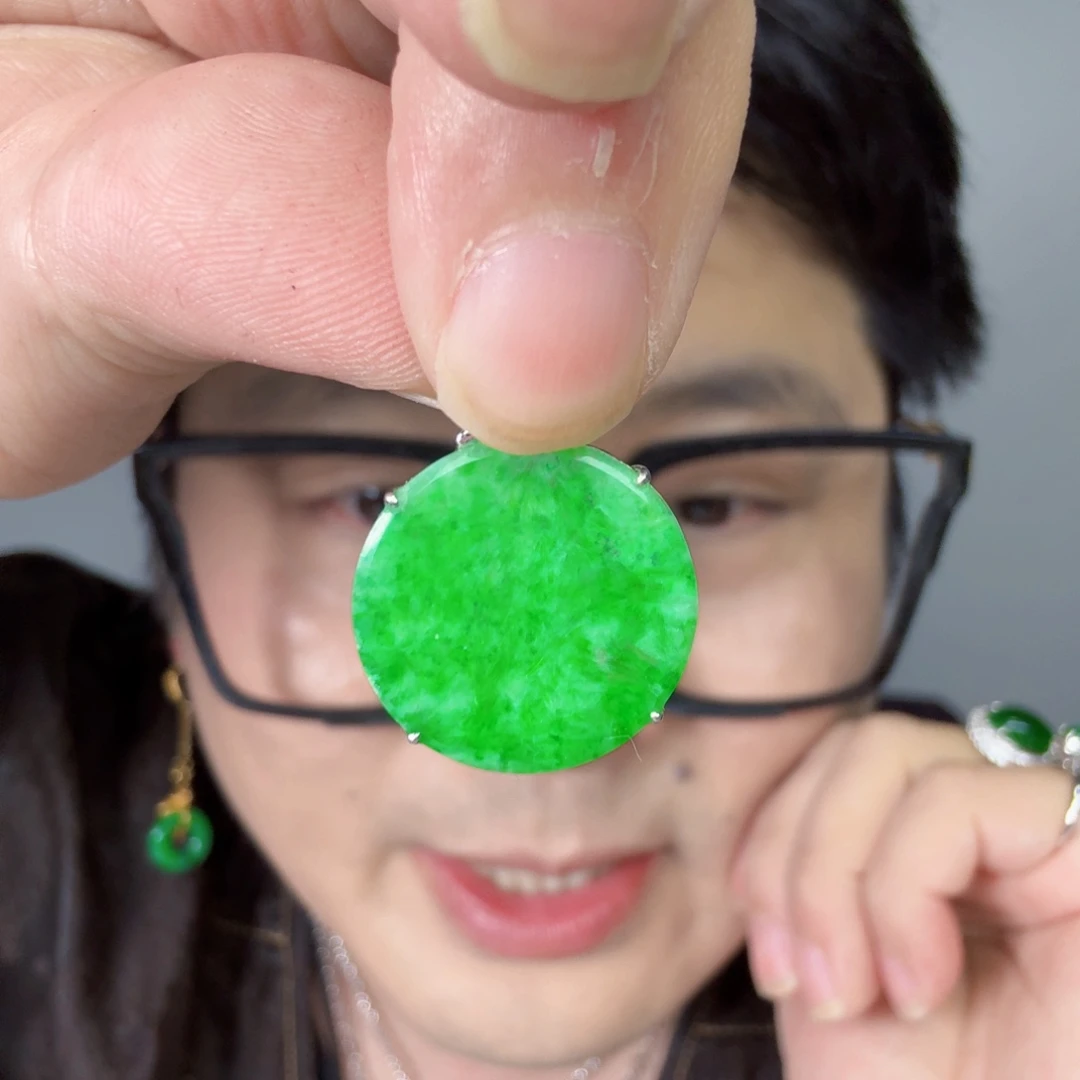 翡翠18K金镶嵌颈饰一件