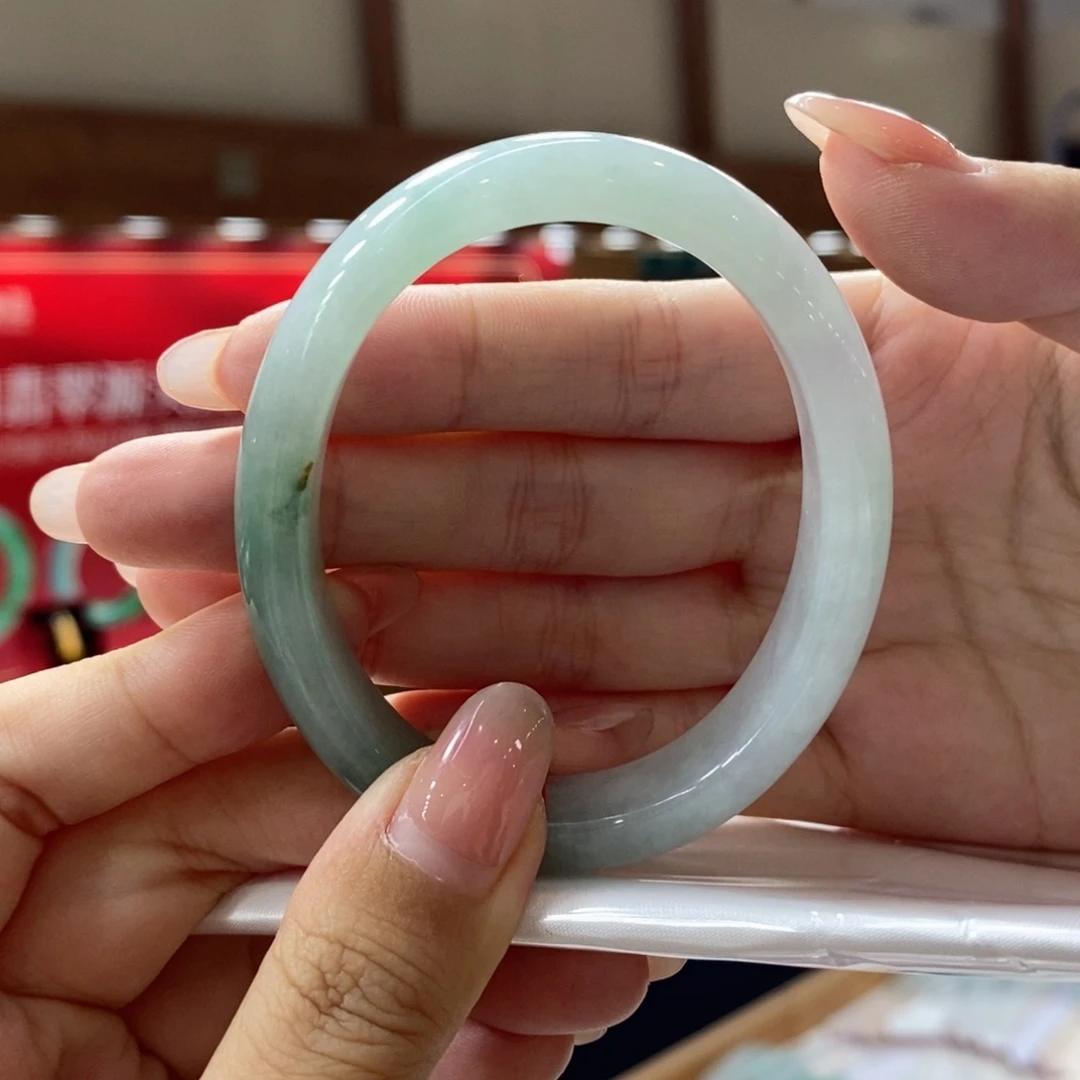 翡翠手镯未镶嵌翡翠