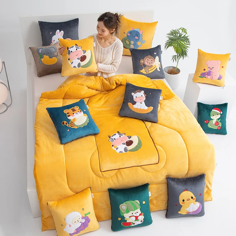 加厚十二生肖牛奶绒抱枕被子两用折叠汽车靠垫枕头被沙发午睡被子