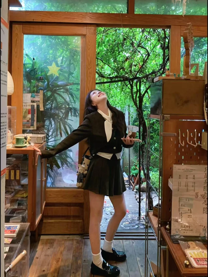 2025秋季新款法式小香风撞色假两件外套搭配百褶短裙子气质两件套