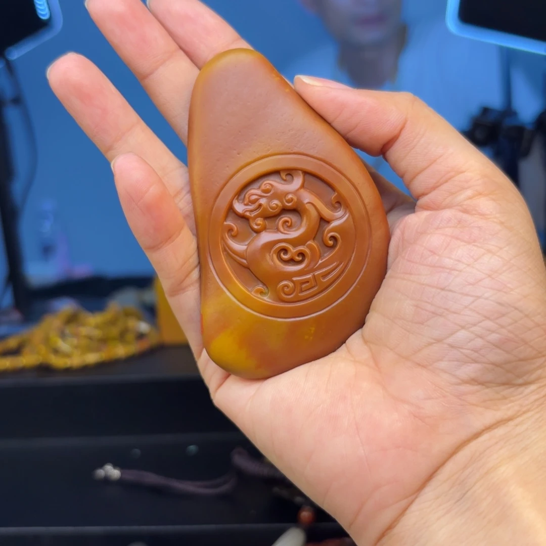 黄***℃石英质玉未镶嵌黄蜡石吊坠