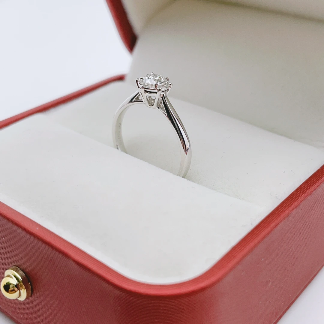 18k金2.510克主钻30份车花片六爪显大款钻石净度VS颜色h