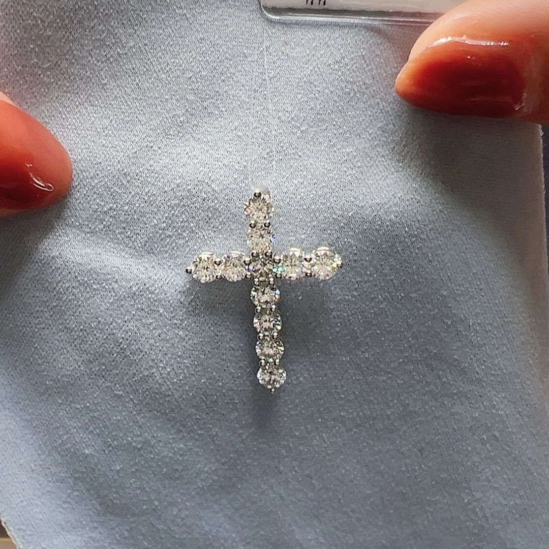 噢***！实验室培育钻石18K金镶嵌吊坠1.349克拉十字架吊坠